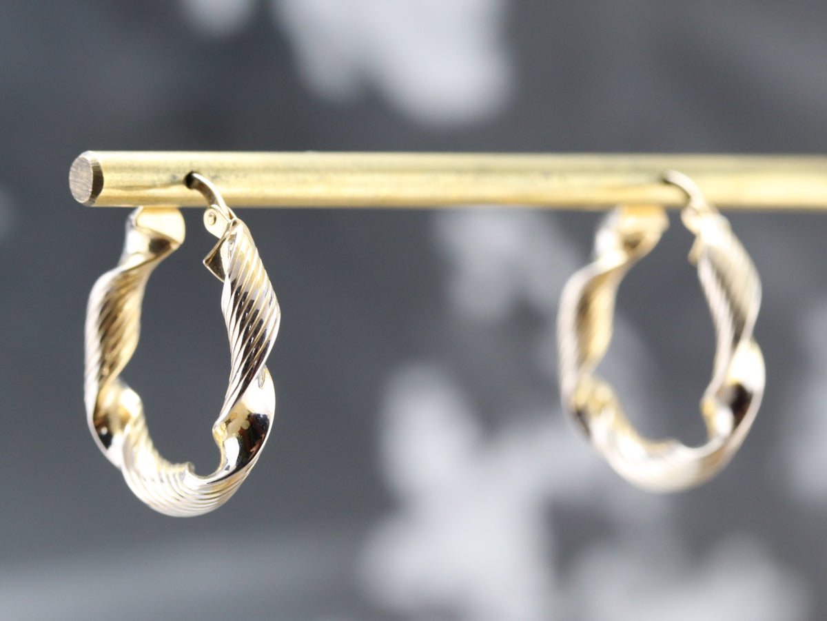 Pendientes de aro con cinta dorada retorcida