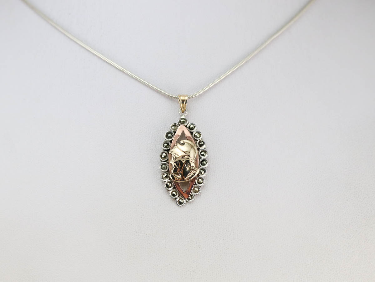 Colgante de marcasita de soldado romano de metales mixtos