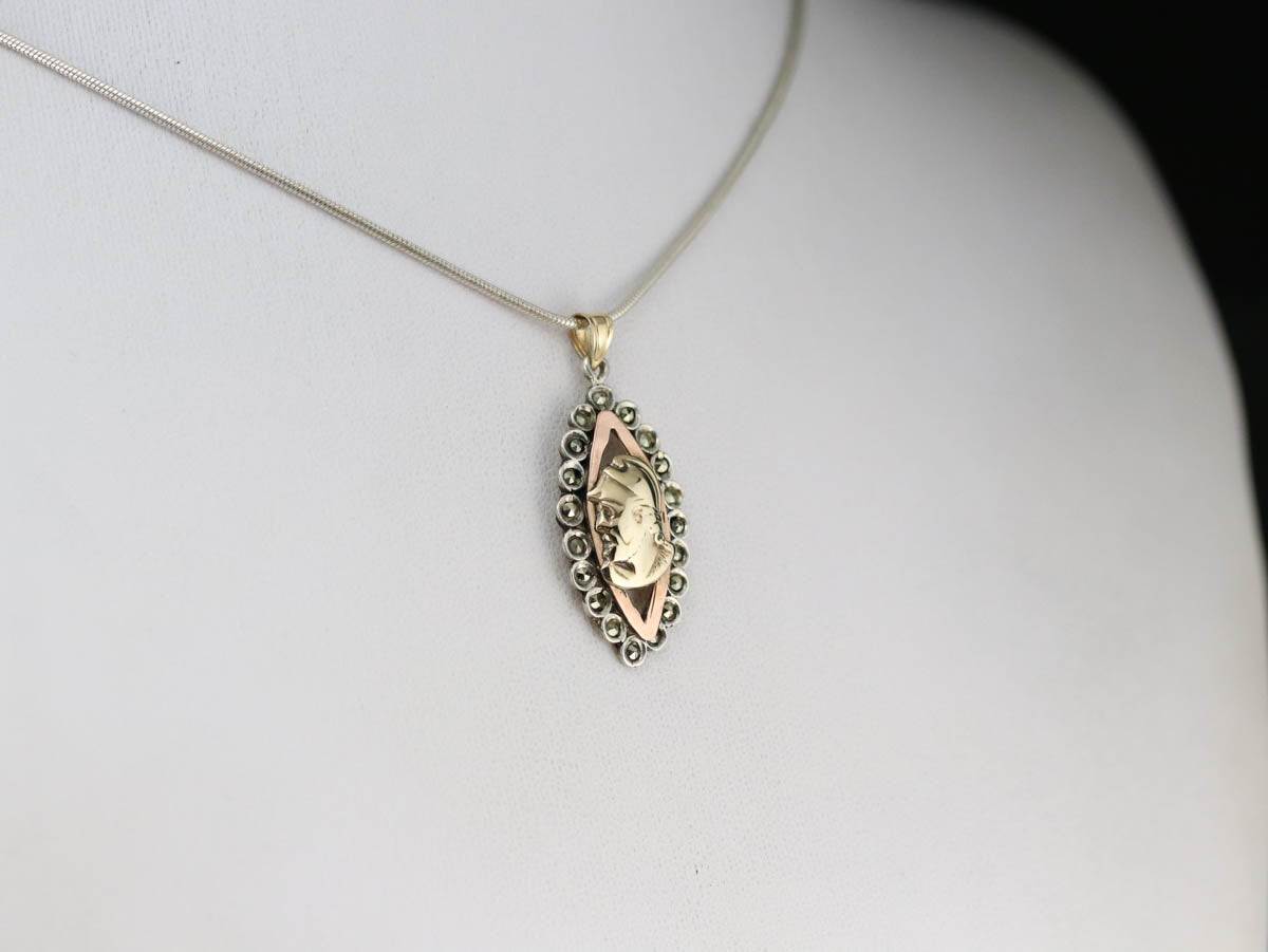 Colgante de marcasita de soldado romano de metales mixtos