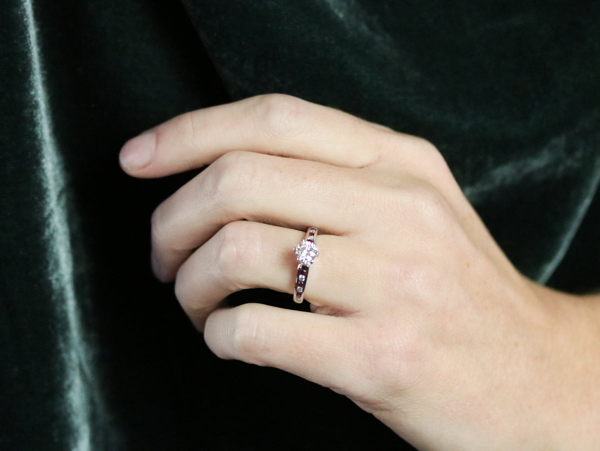 Anillo de diamantes y rubíes con certificación GIA