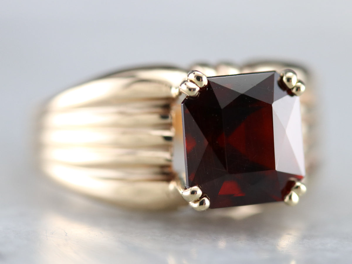 Anillo llamativo de oro granate