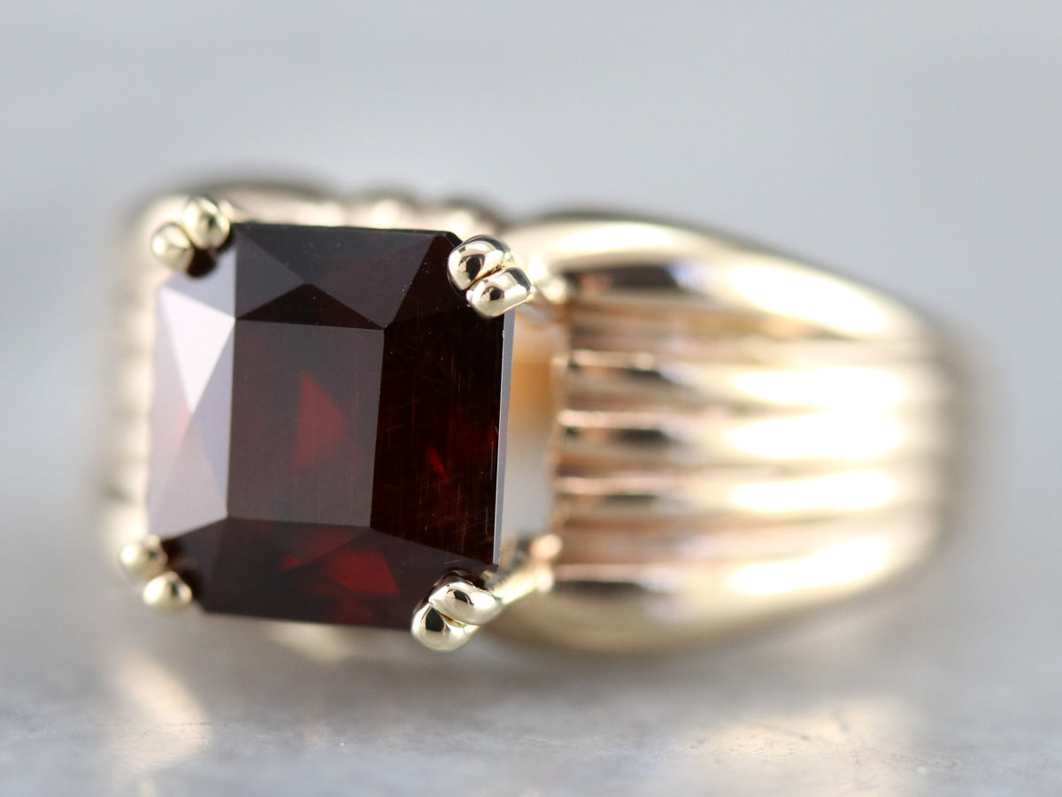 Anillo llamativo de oro granate