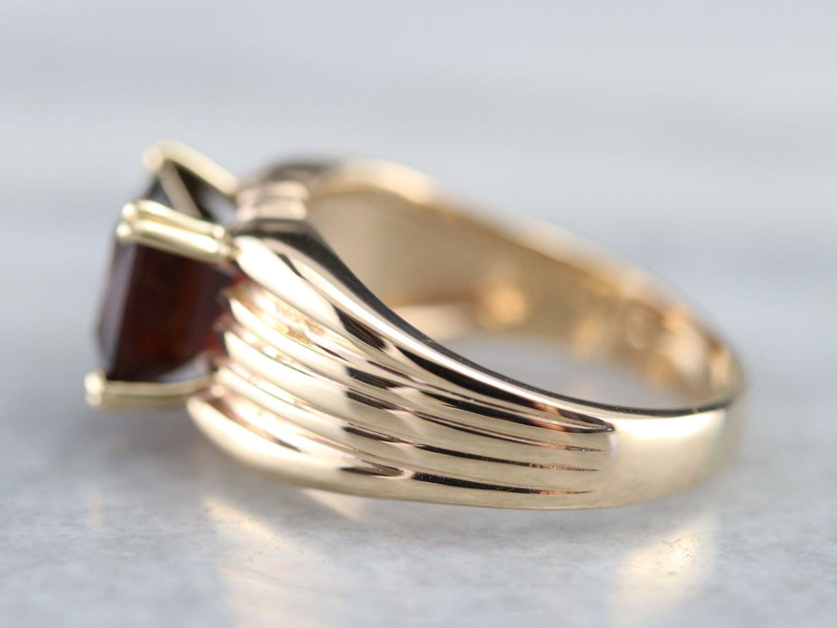 Anillo llamativo de oro granate