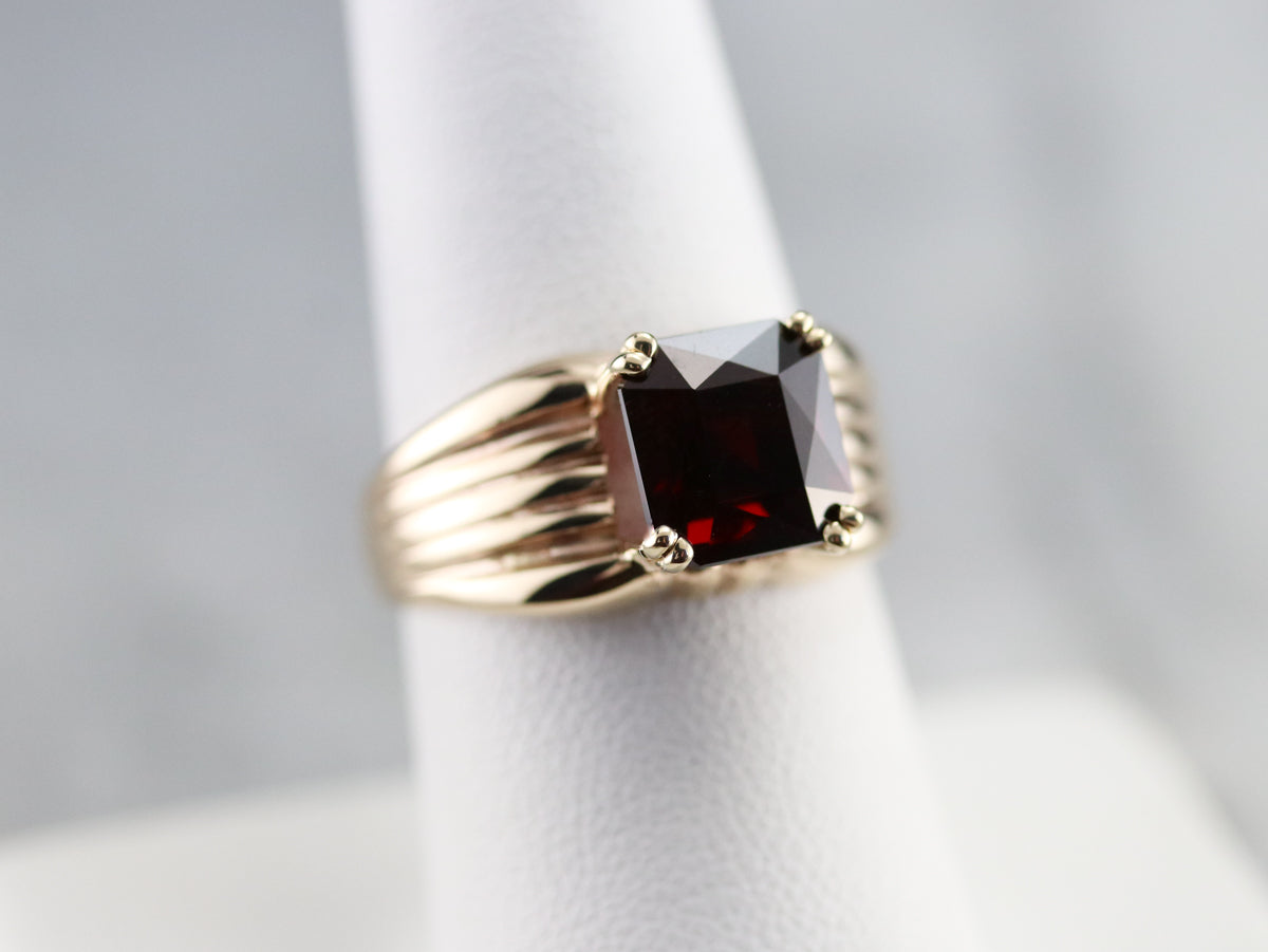 Anillo llamativo de oro granate