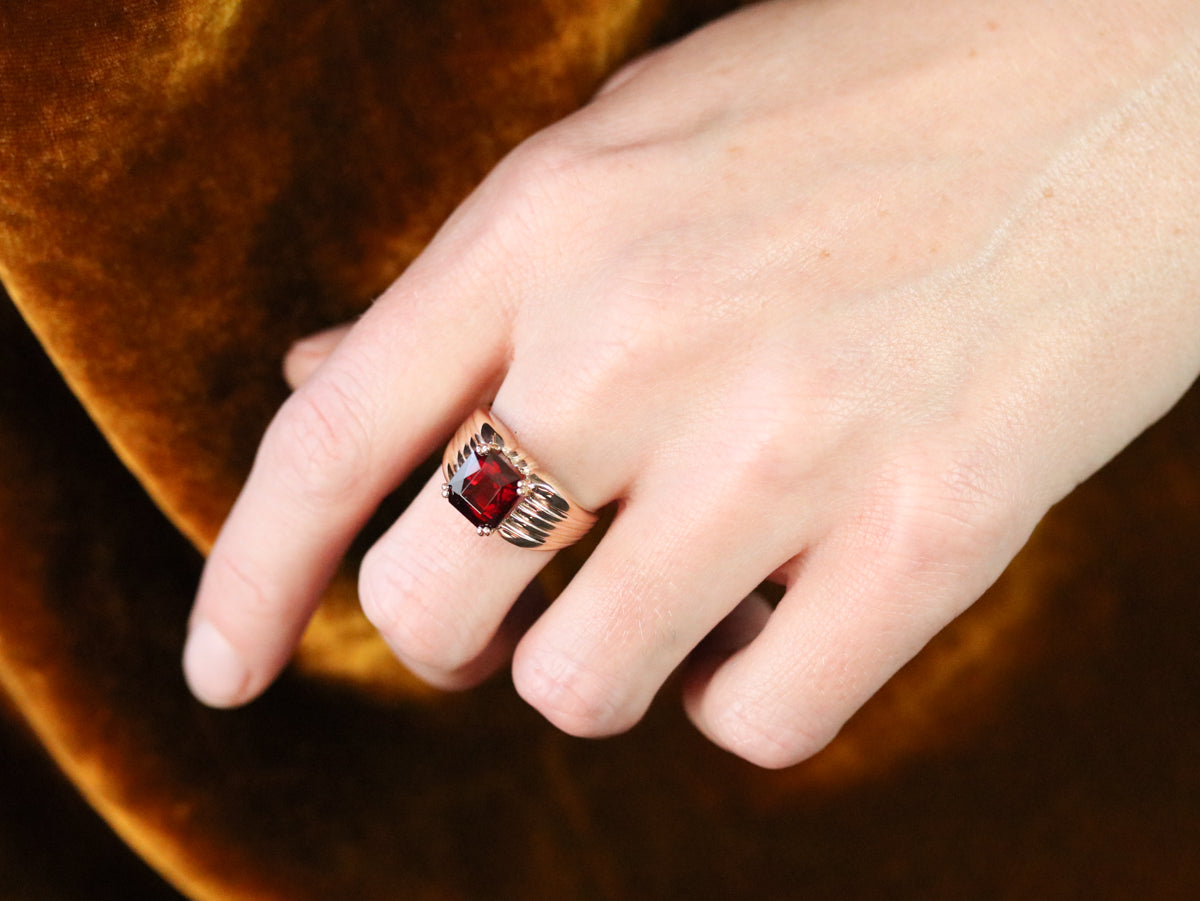 Anillo llamativo de oro granate