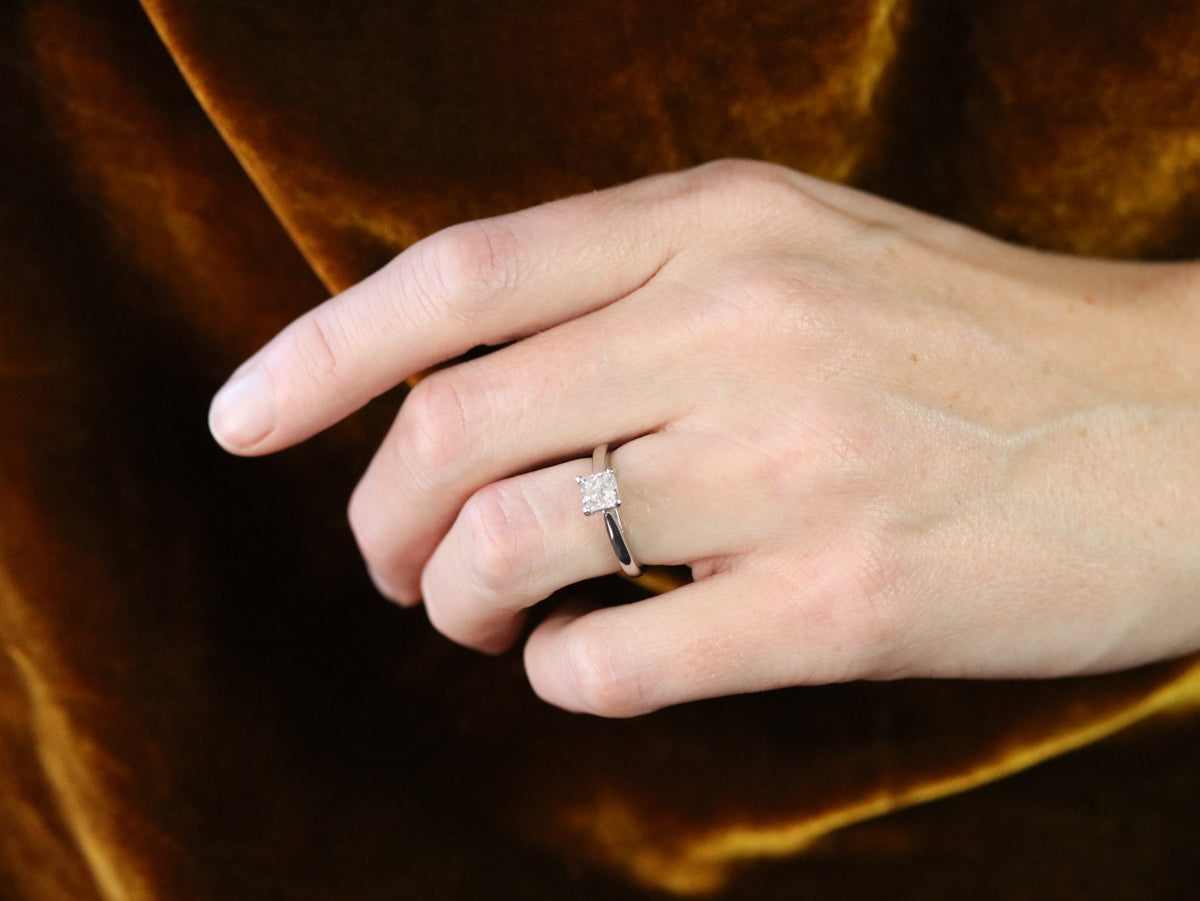 Anillo de compromiso con solitario de diamantes con certificación GIA