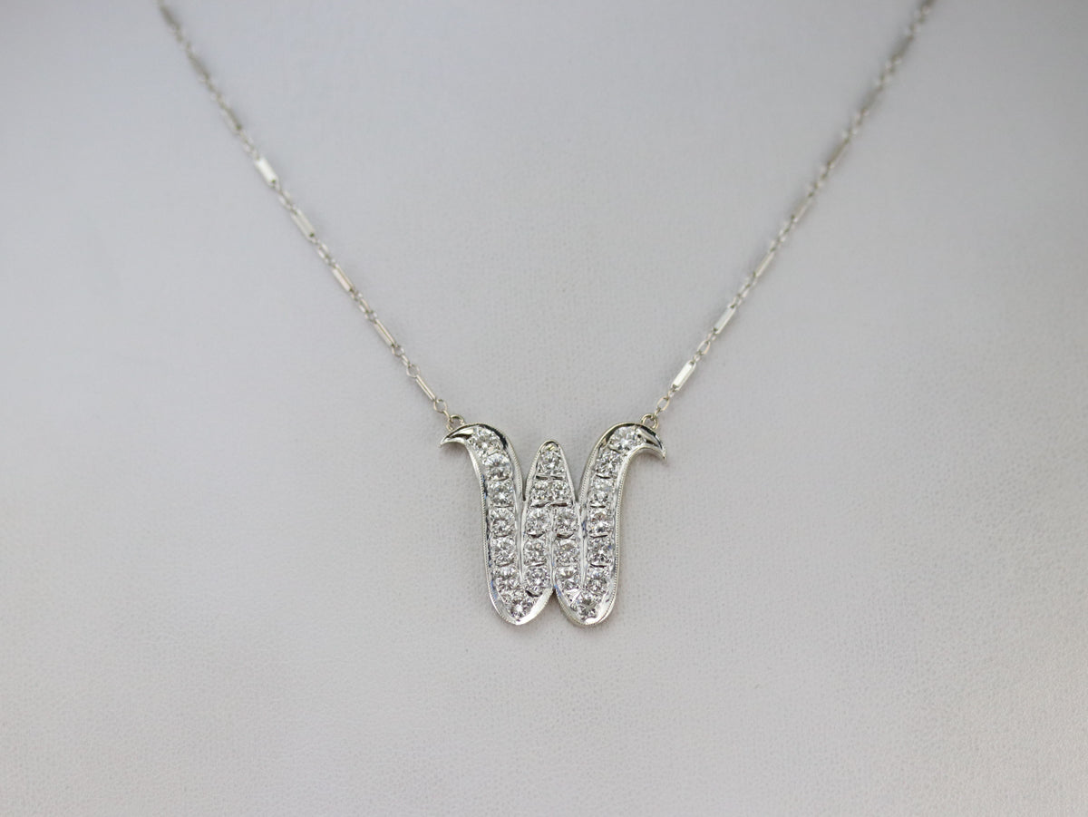 Collar Oro Blanco Letra "W" con Diamantes