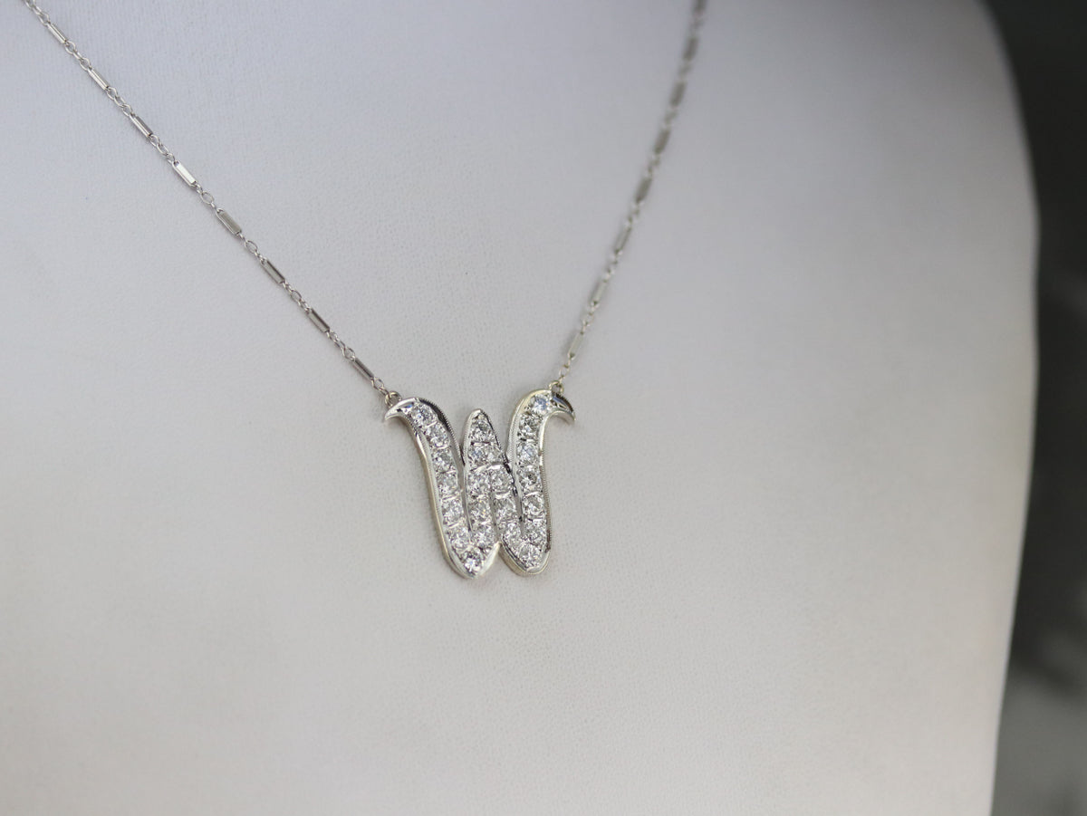 Collar Oro Blanco Letra "W" con Diamantes