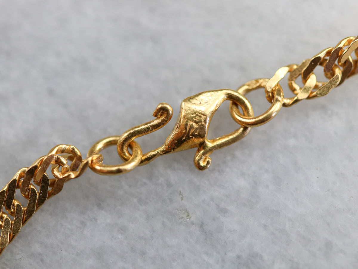 Collar de cadena torcida elegante de oro de alto quilate