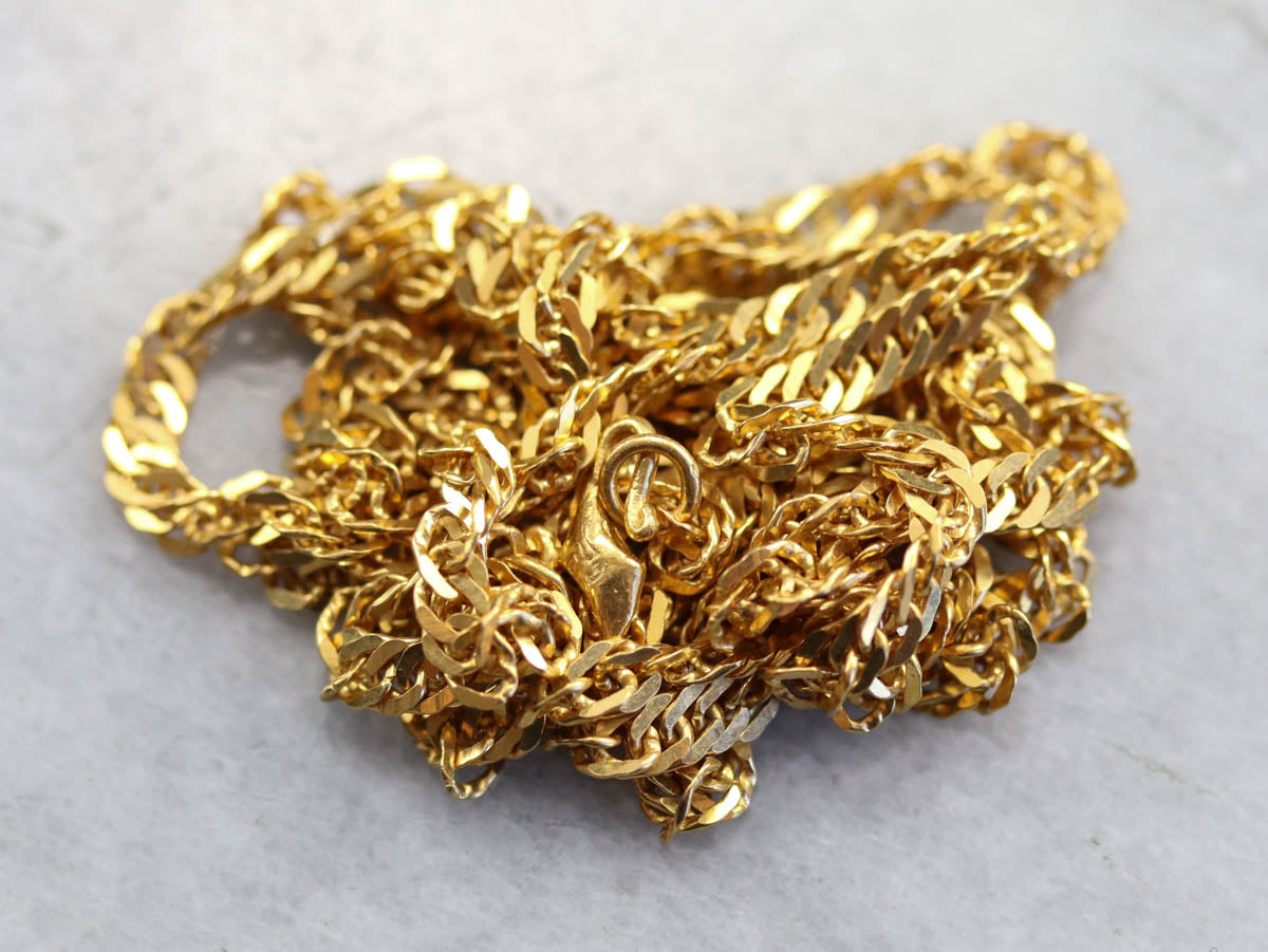 Collar de cadena torcida elegante de oro de alto quilate