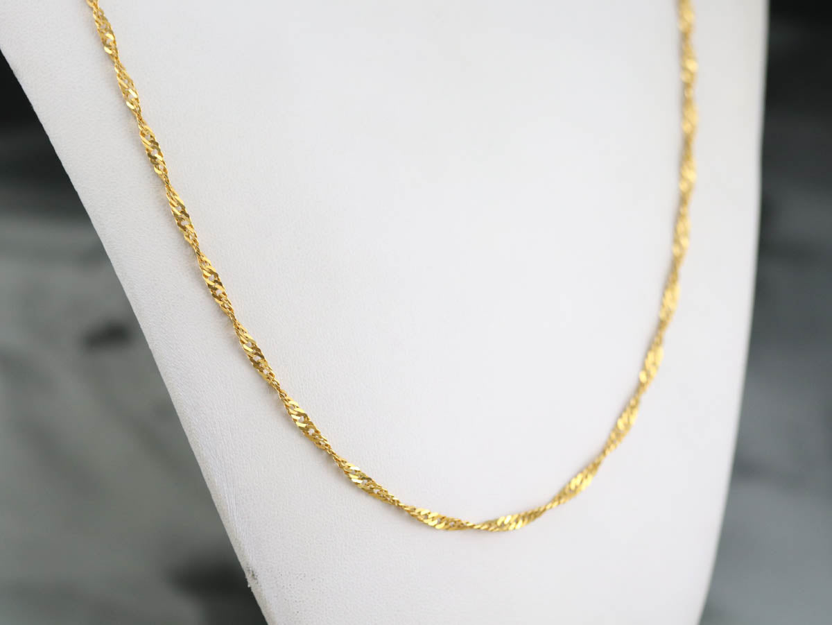 Collar de cadena torcida elegante de oro de alto quilate