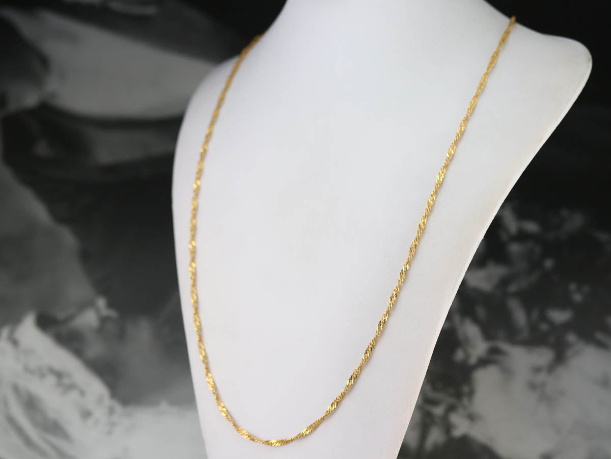 Collar de cadena torcida elegante de oro de alto quilate