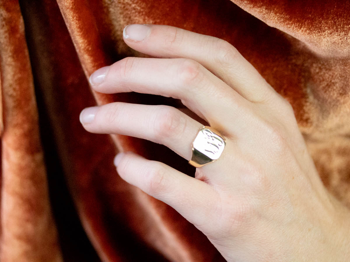 Anillo de sello con monograma "BPP" de oro