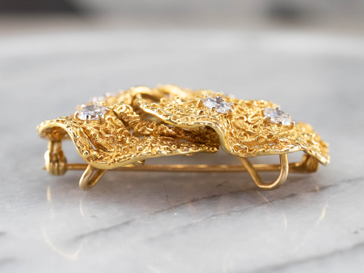 Colgante de broche con nudo de oro con textura de diamantes