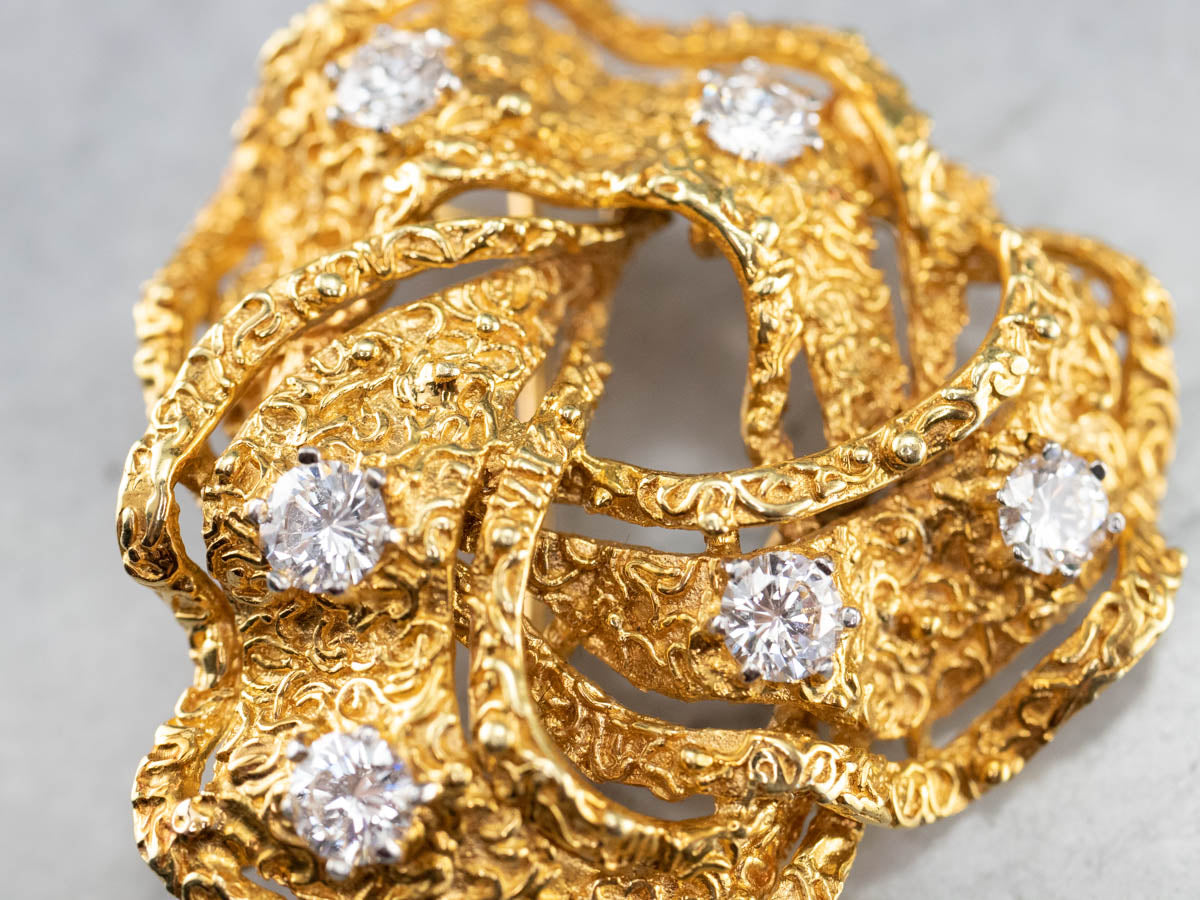 Colgante de broche con nudo de oro con textura de diamantes