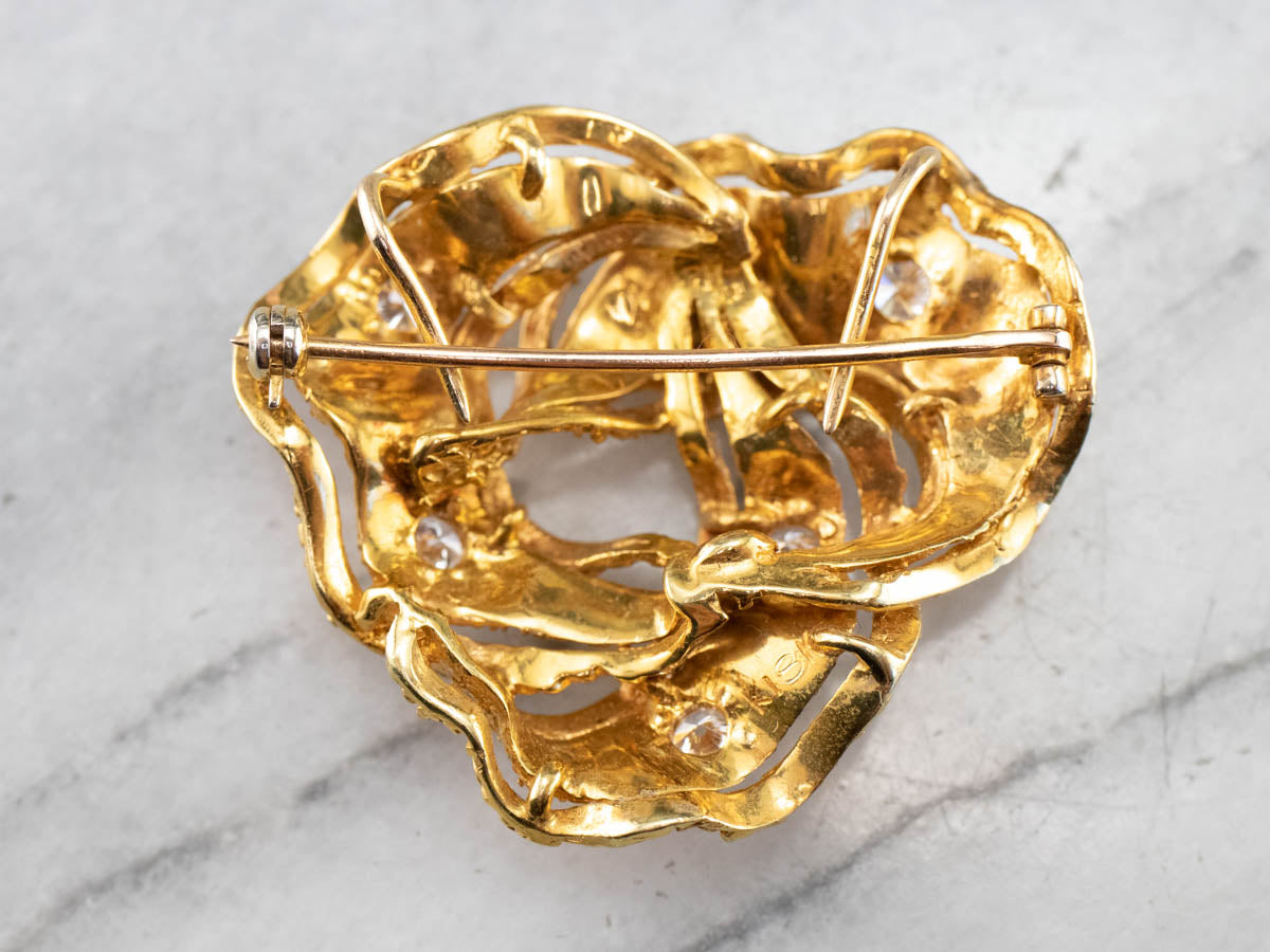 Colgante de broche con nudo de oro con textura de diamantes