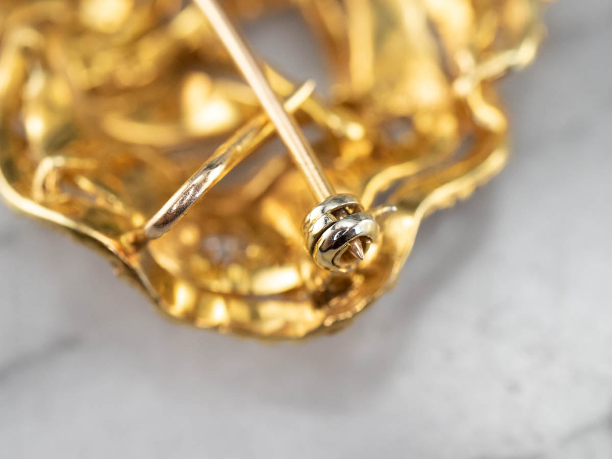 Colgante de broche con nudo de oro con textura de diamantes