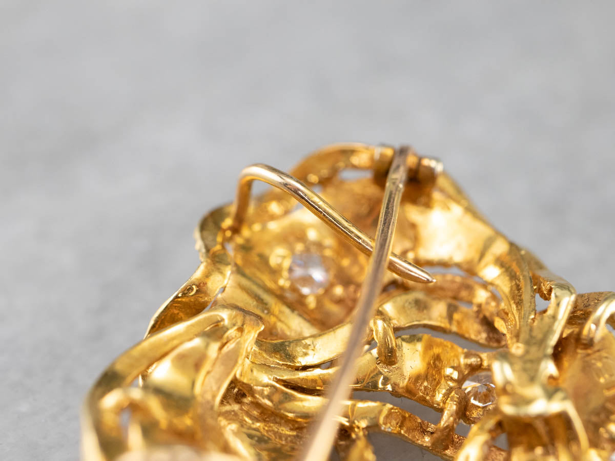 Colgante de broche con nudo de oro con textura de diamantes