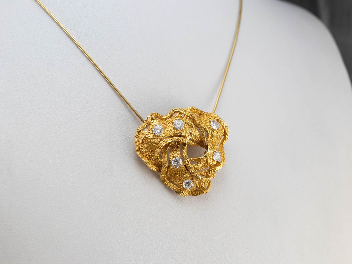 Colgante de broche con nudo de oro con textura de diamantes