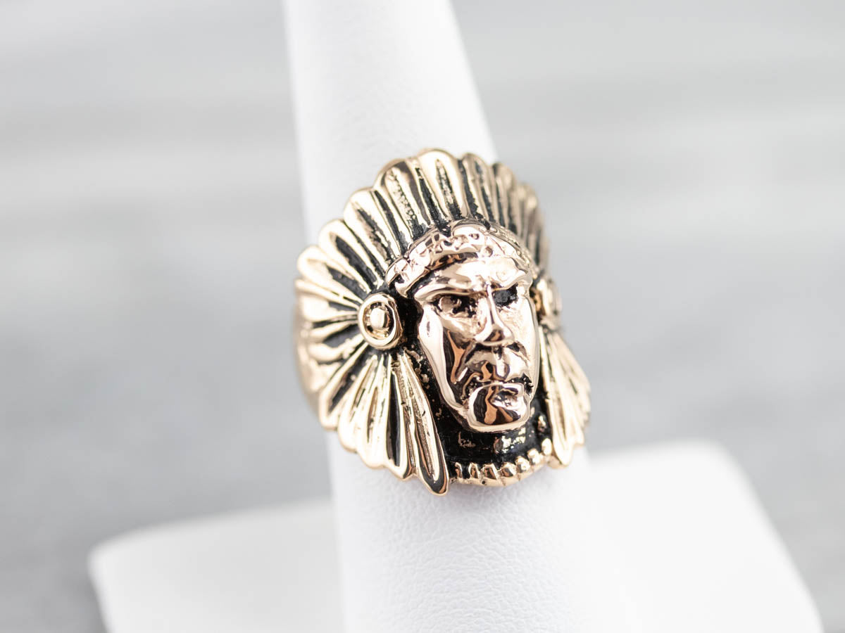 Anillo llamativo de oro del jefe nativo americano