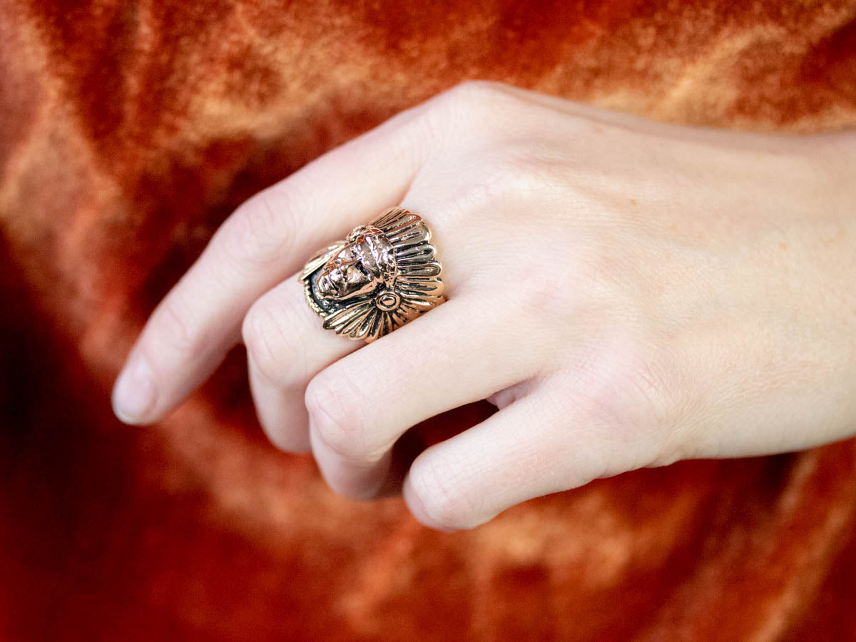 Anillo llamativo de oro del jefe nativo americano