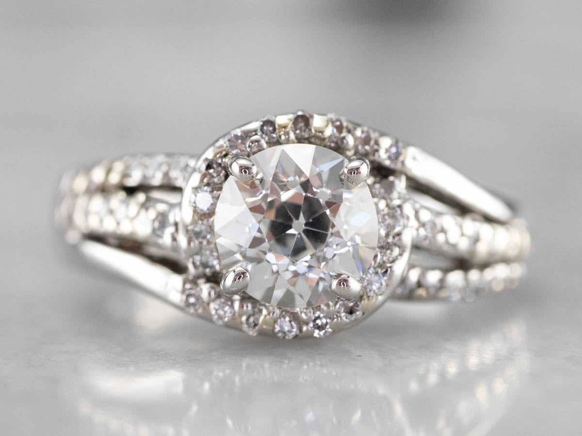 Anillo de compromiso de platino y diamantes de talla europea