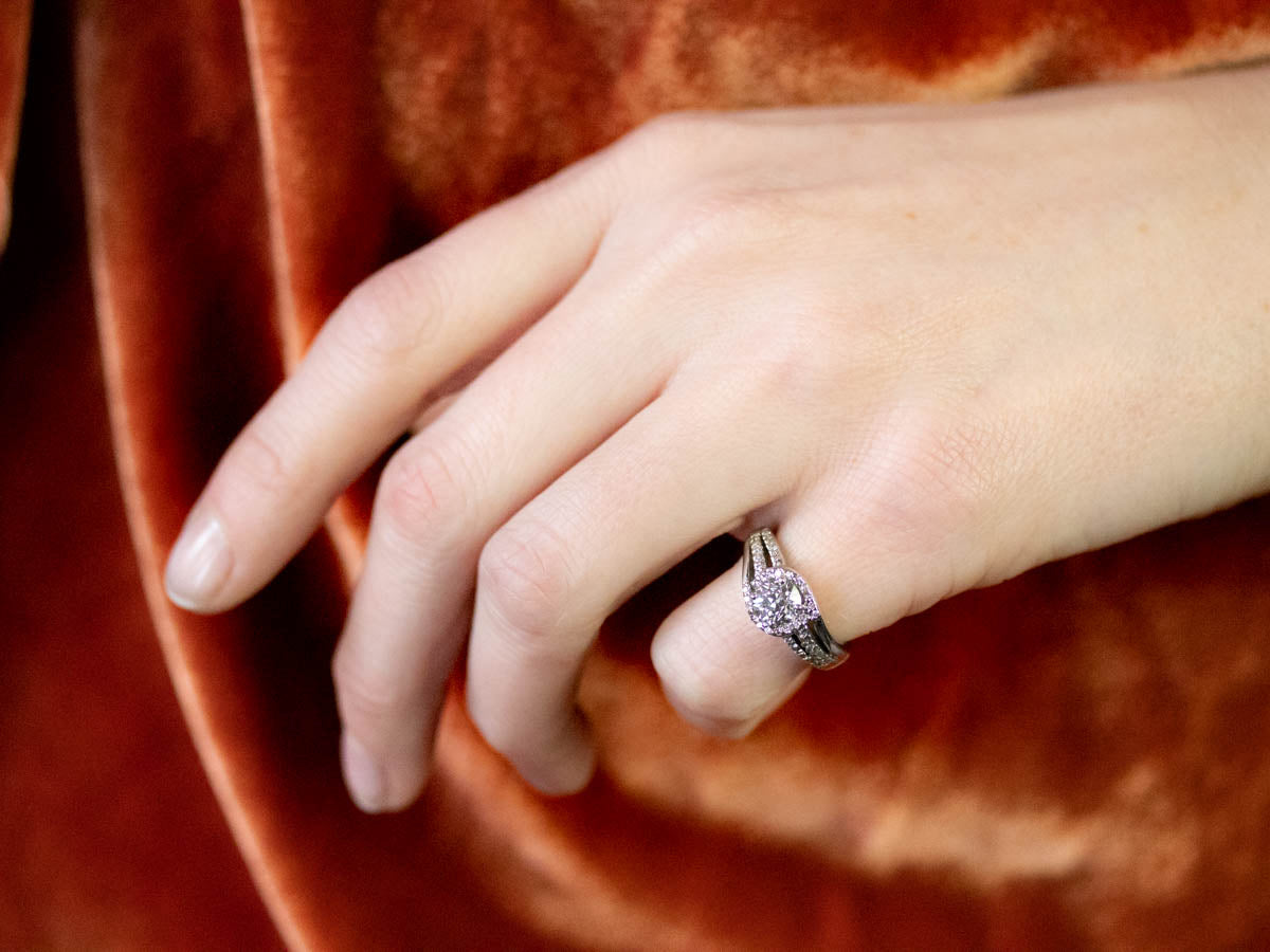 Anillo de compromiso de platino y diamantes de talla europea