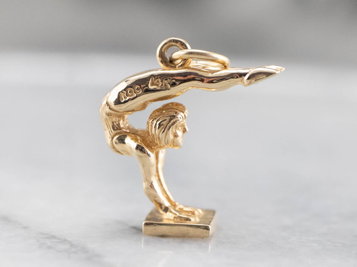 Charm o colgante de gimnasta dorado