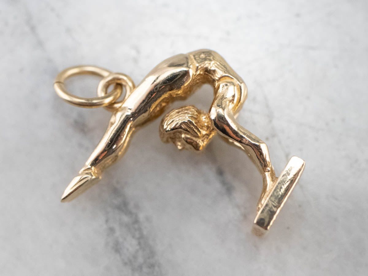 Charm o colgante de gimnasta dorado