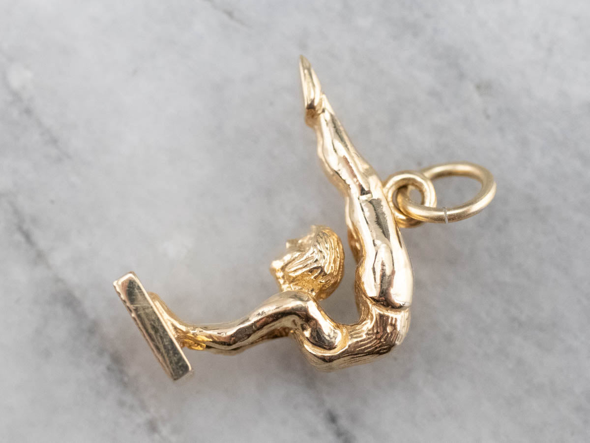 Charm o colgante de gimnasta dorado
