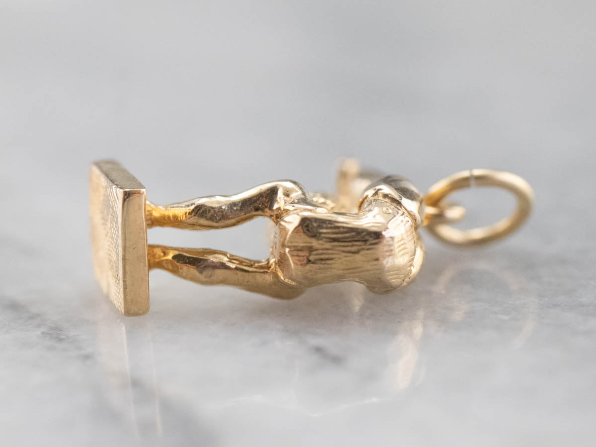 Charm o colgante de gimnasta dorado