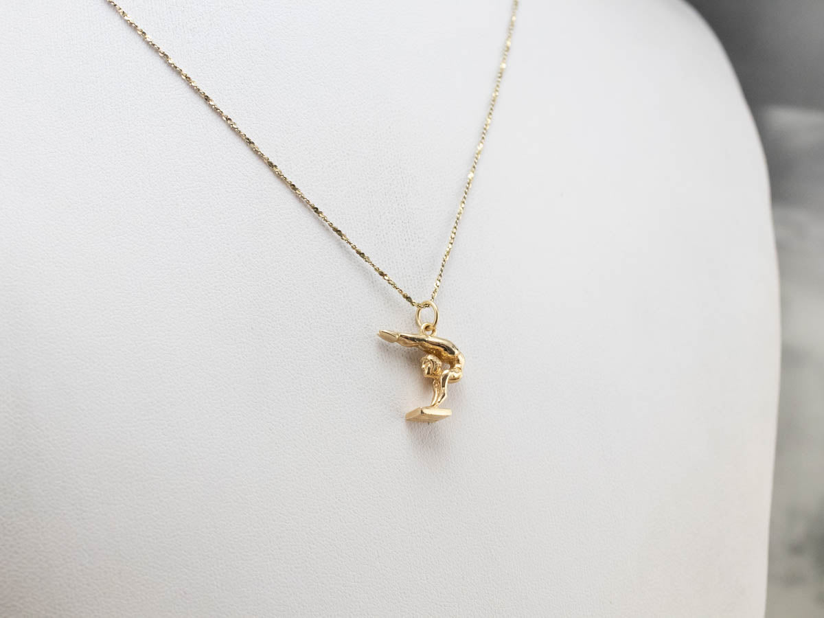 Charm o colgante de gimnasta dorado