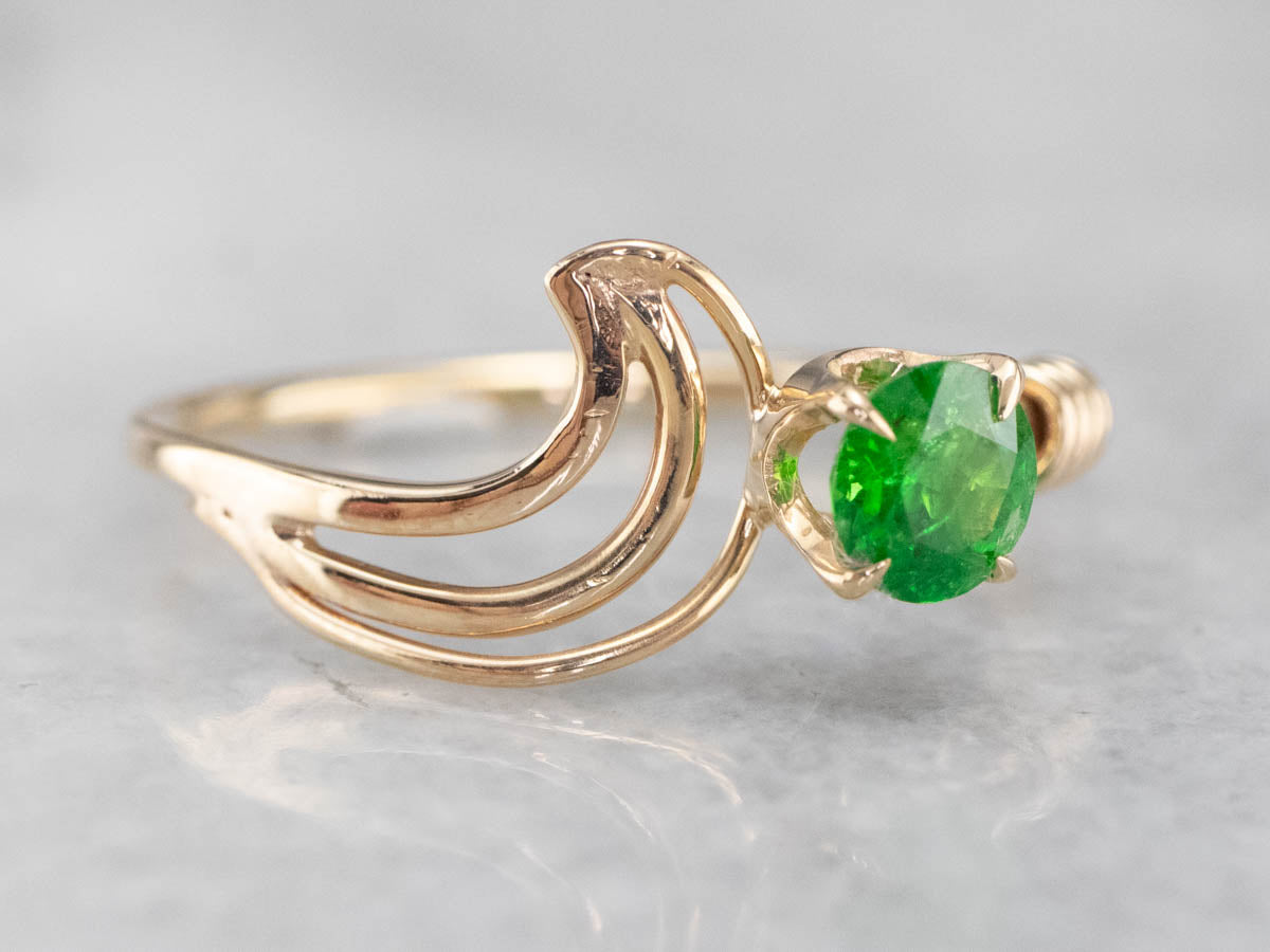 Anillo modernista de granate verde