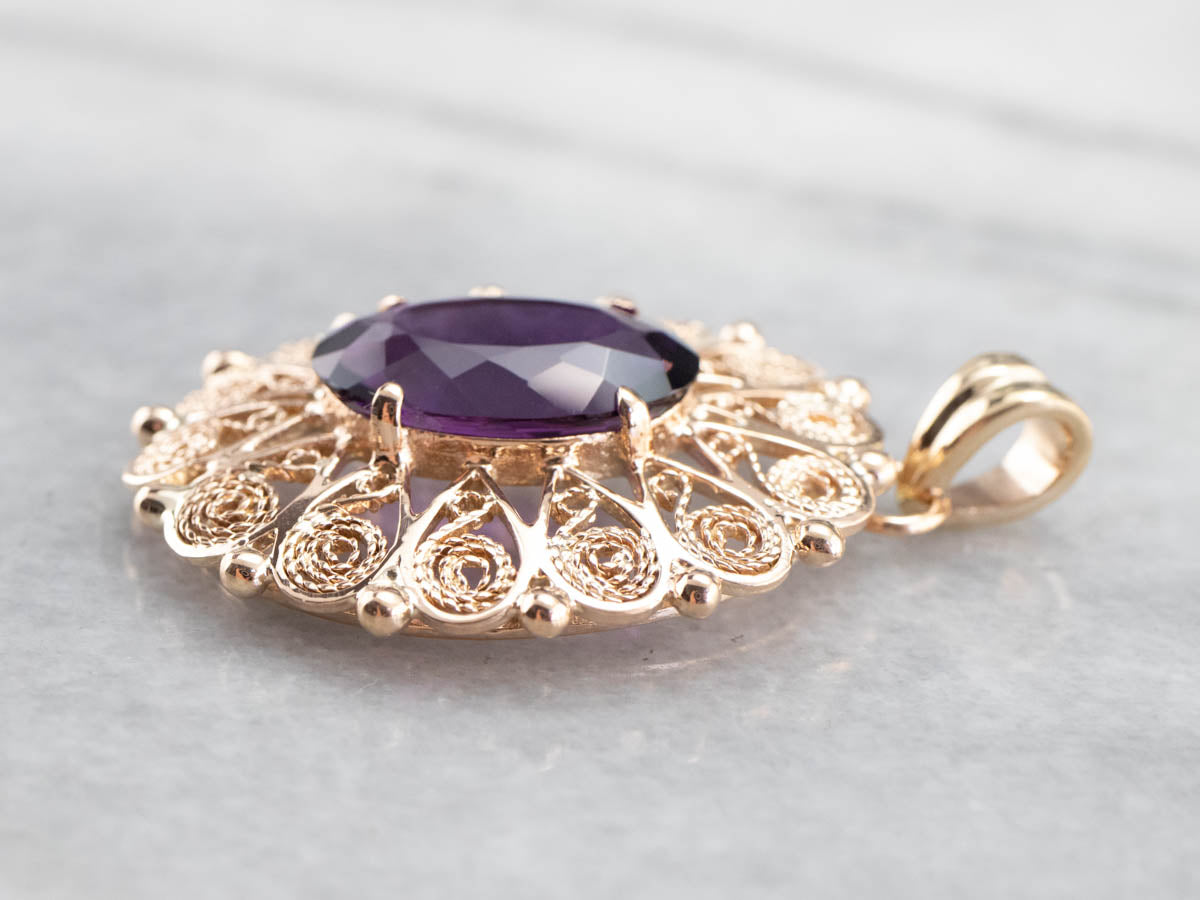 Colgante llamativo de filigrana de oro y amatista adornado