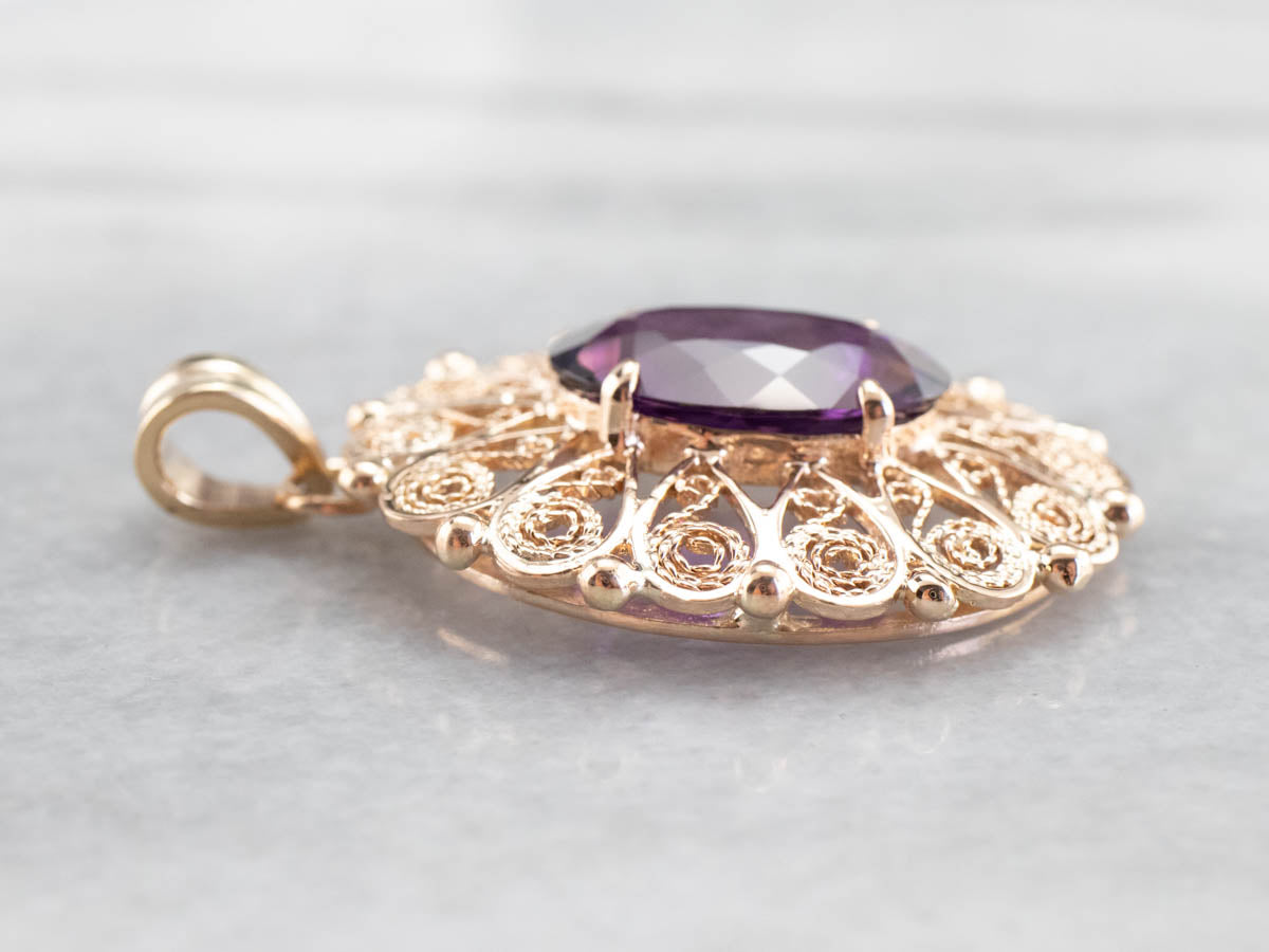 Colgante llamativo de filigrana de oro y amatista adornado