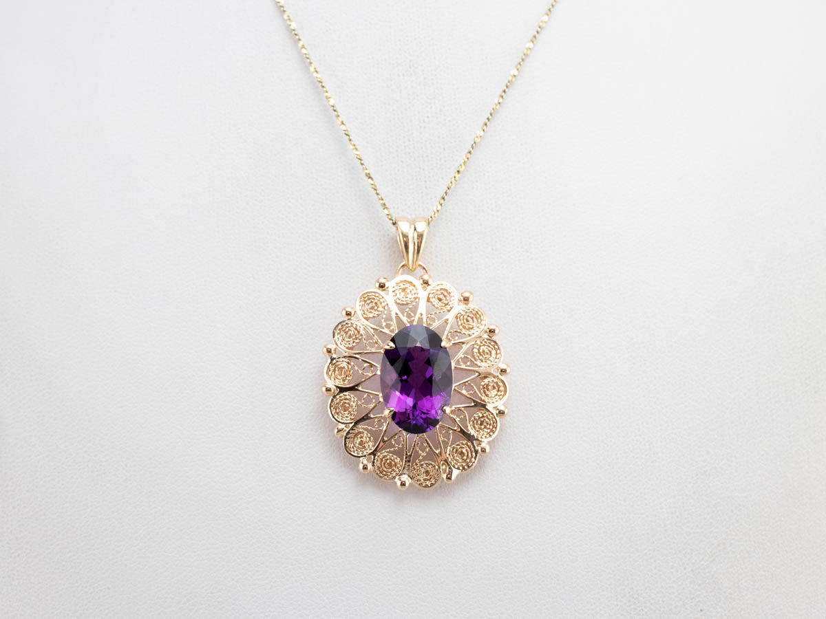 Colgante llamativo de filigrana de oro y amatista adornado