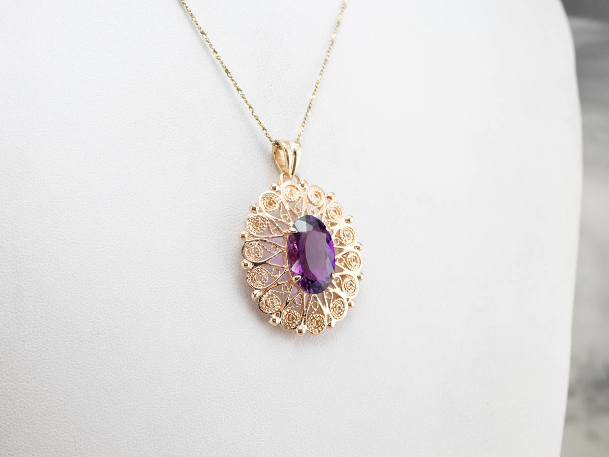 Colgante llamativo de filigrana de oro y amatista adornado