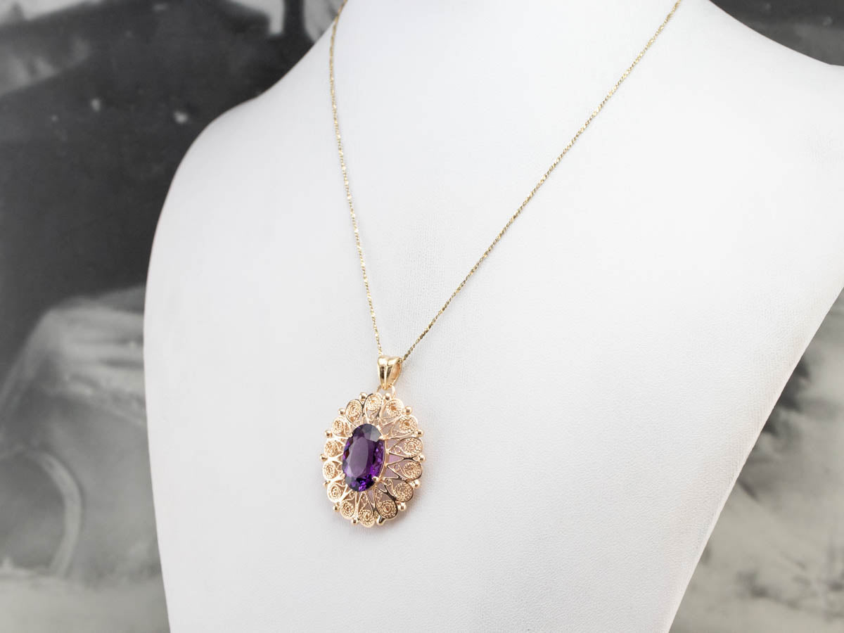 Colgante llamativo de filigrana de oro y amatista adornado