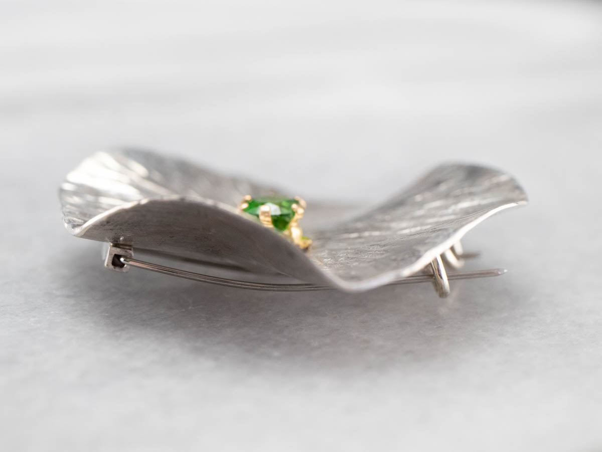 Alfiler de hoja de lirio de metal mixto granate verde