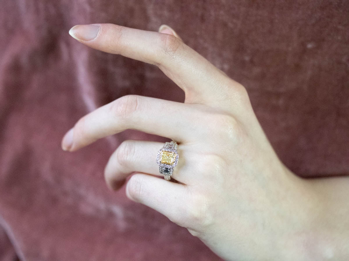 Anillo de diamantes amarillo moderno con certificación GIA