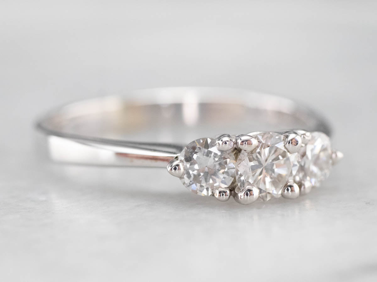 Anillo de compromiso de tres diamantes con piedras