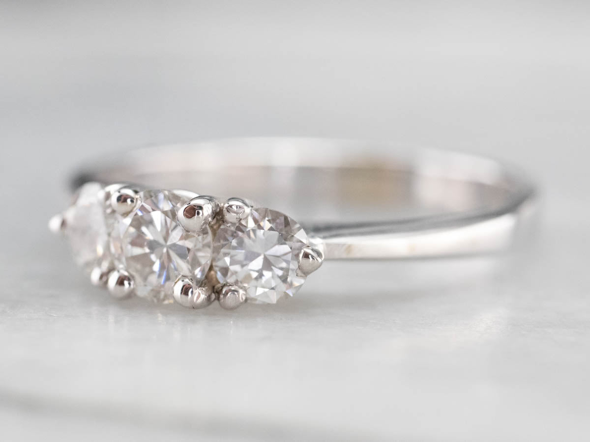 Anillo de compromiso de tres diamantes con piedras