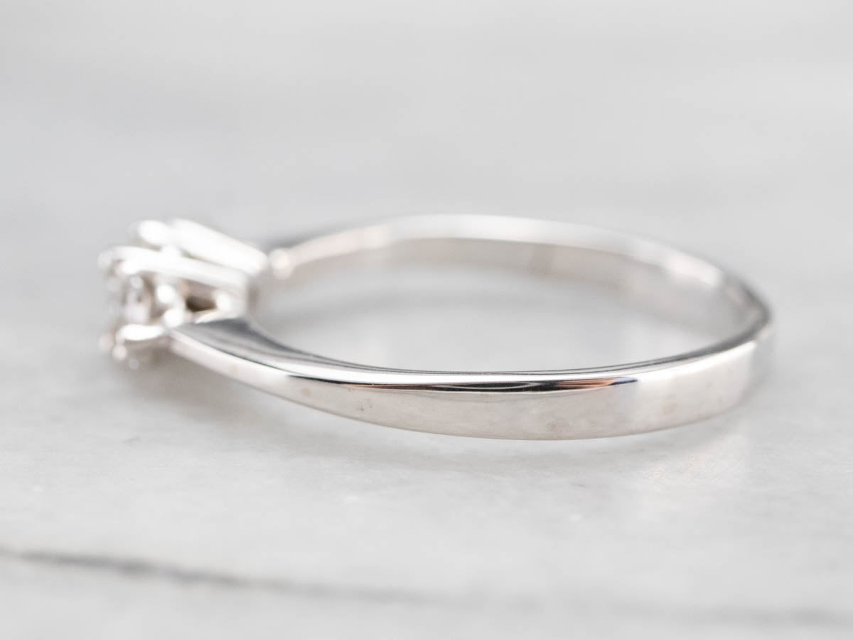 Anillo de compromiso de tres diamantes con piedras