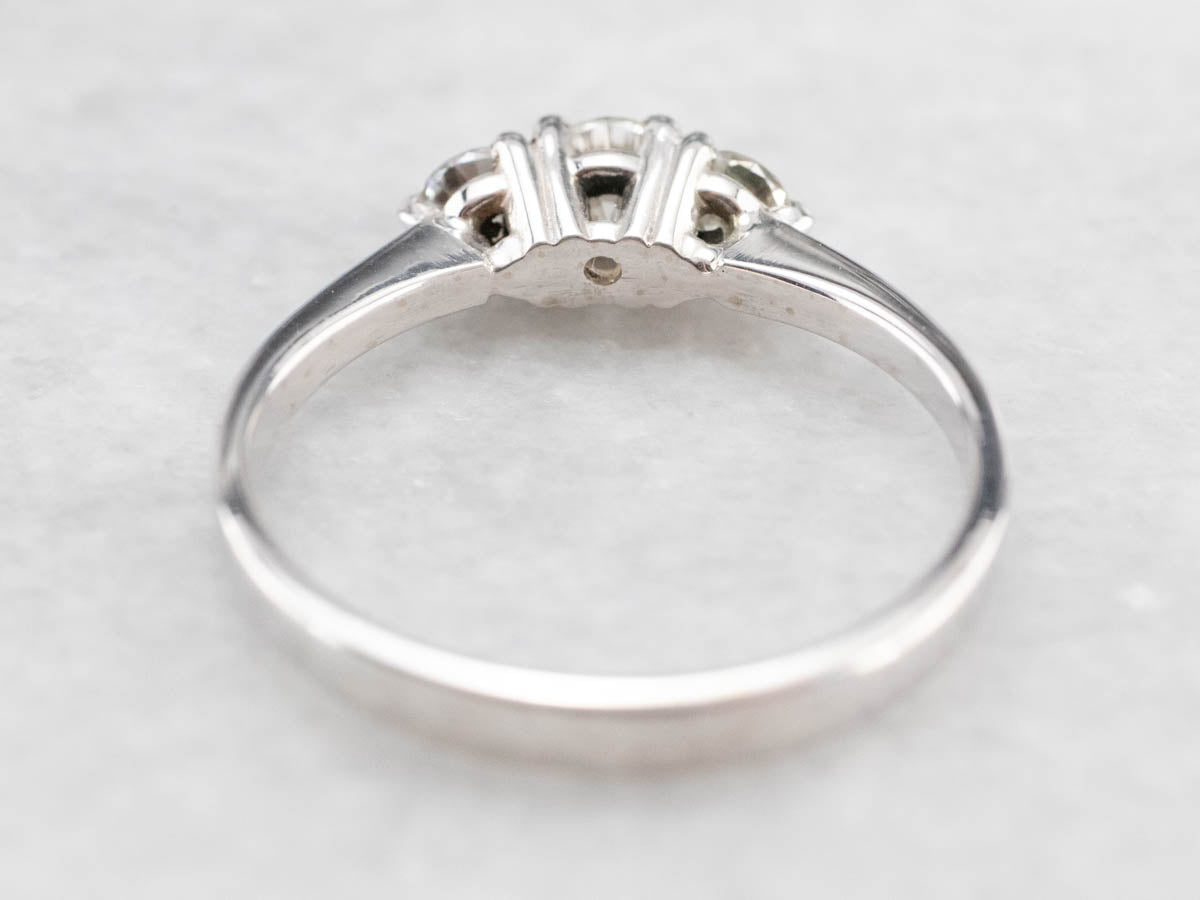 Anillo de compromiso de tres diamantes con piedras