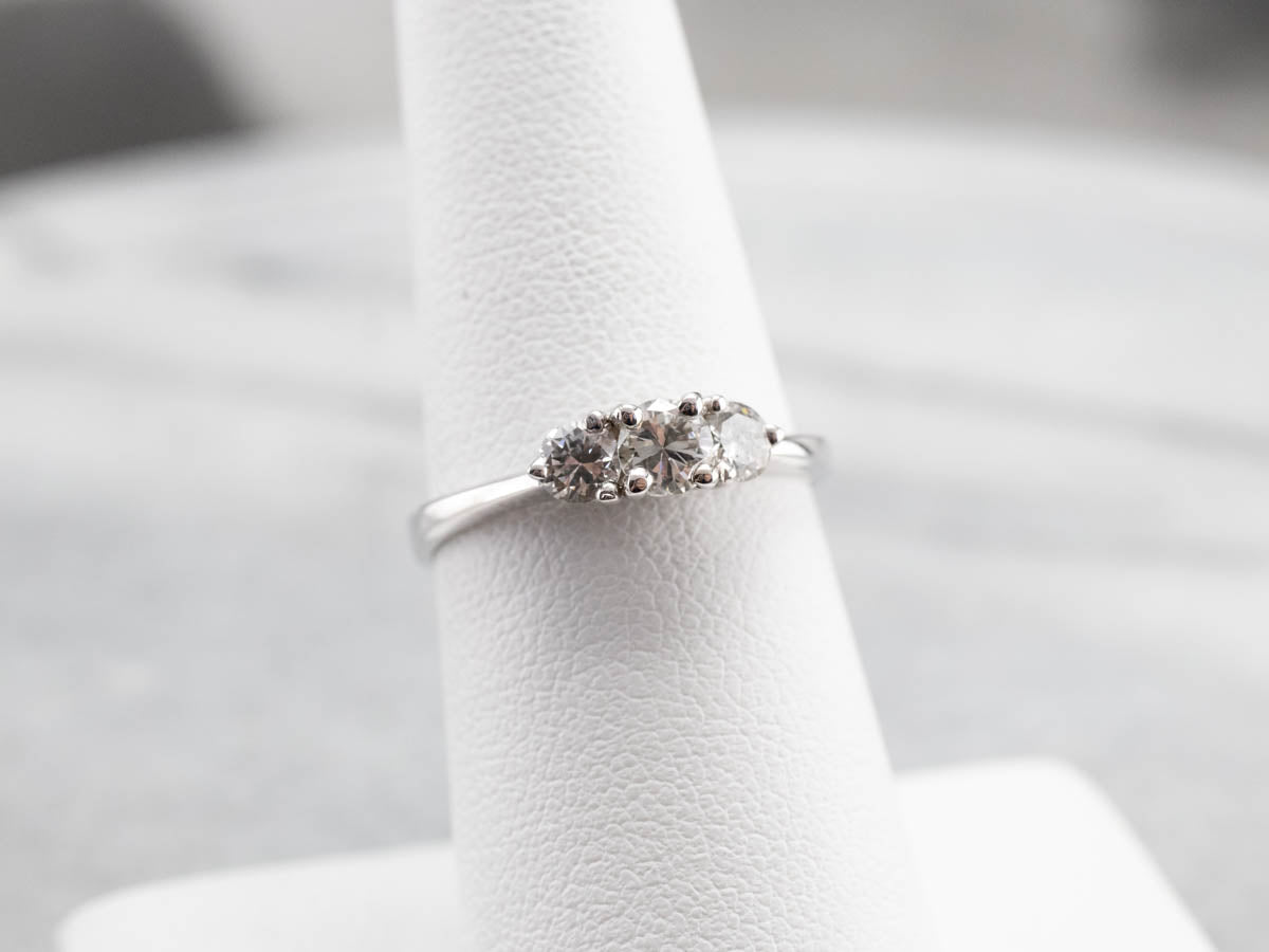 Anillo de compromiso de tres diamantes con piedras