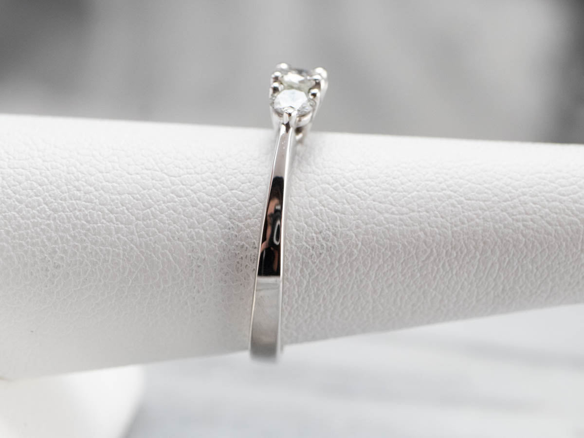 Anillo de compromiso de tres diamantes con piedras