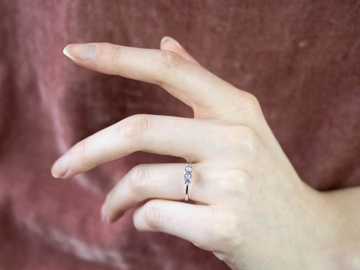 Anillo de compromiso de tres diamantes con piedras