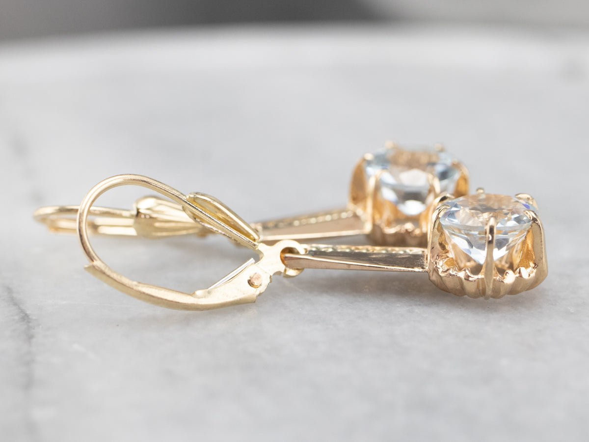 Pendientes colgantes de oro y aguamarina azul claro