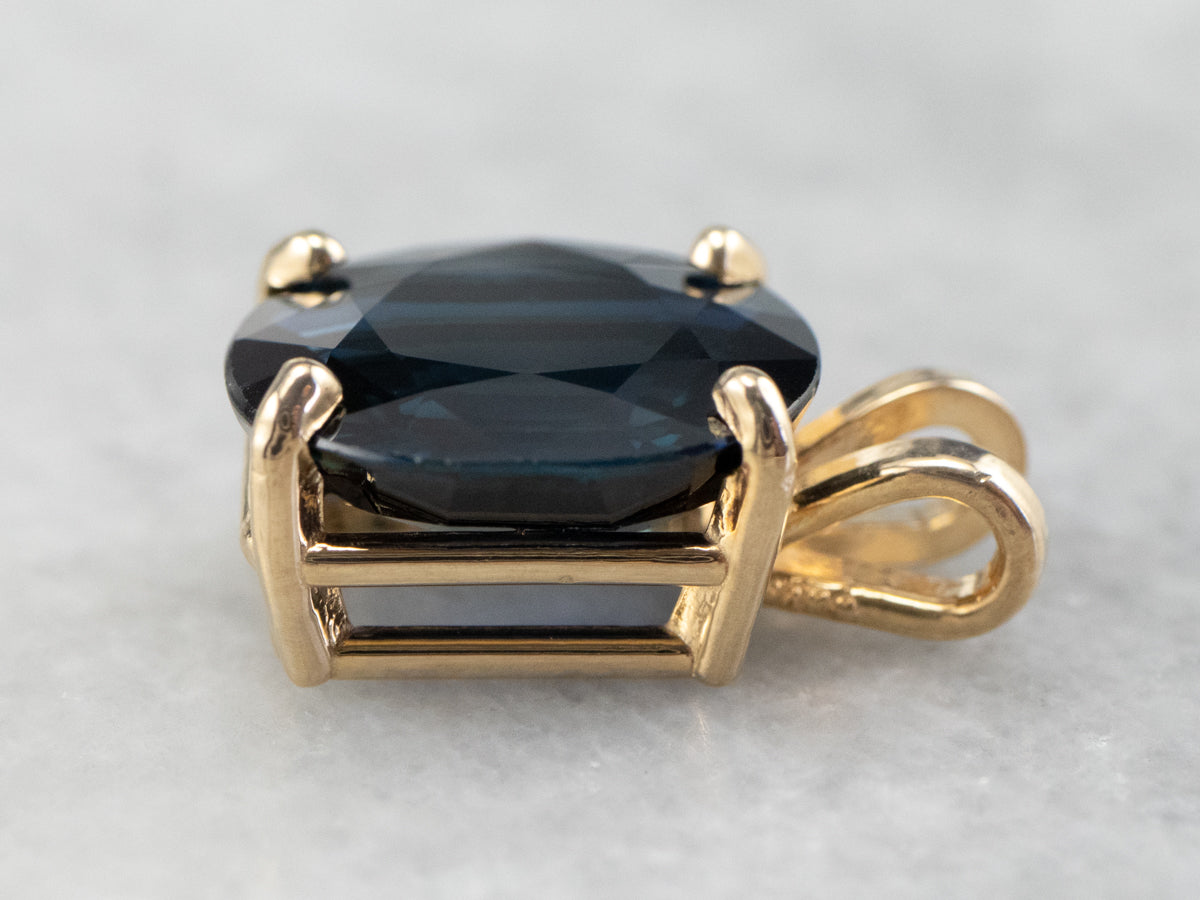 Colgante solitario de zafiro grande