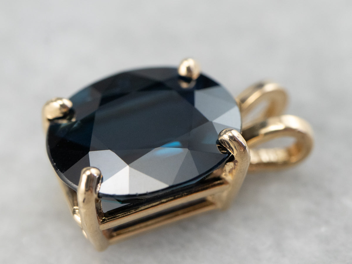 Colgante solitario de zafiro grande